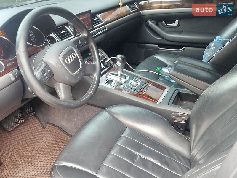 Седан Audi A8 2005 в Рава-Русской