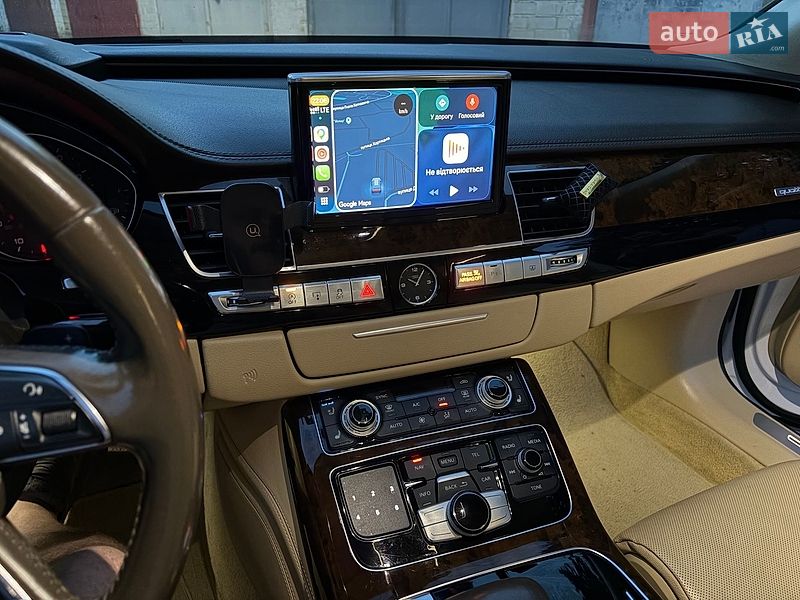 Седан Audi A8 2015 в Львові