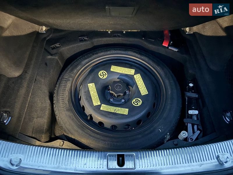Седан Audi A8 2015 в Львові