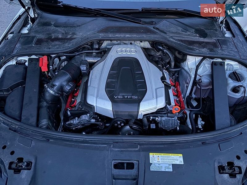 Седан Audi A8 2015 в Львові