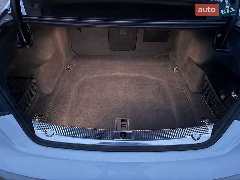 Седан Audi A8 2015 в Львові