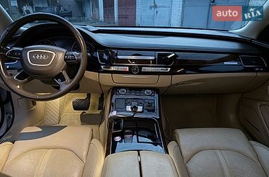 Седан Audi A8 2015 в Львові