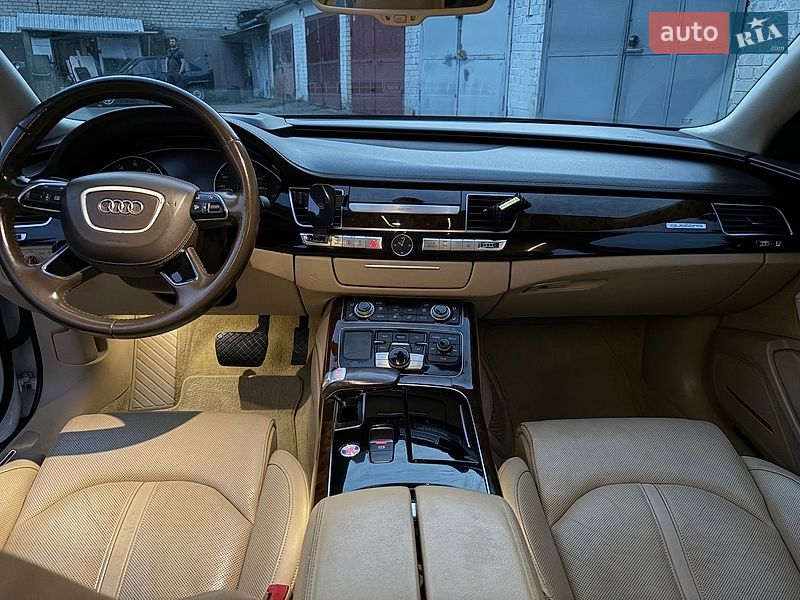 Седан Audi A8 2015 в Львові