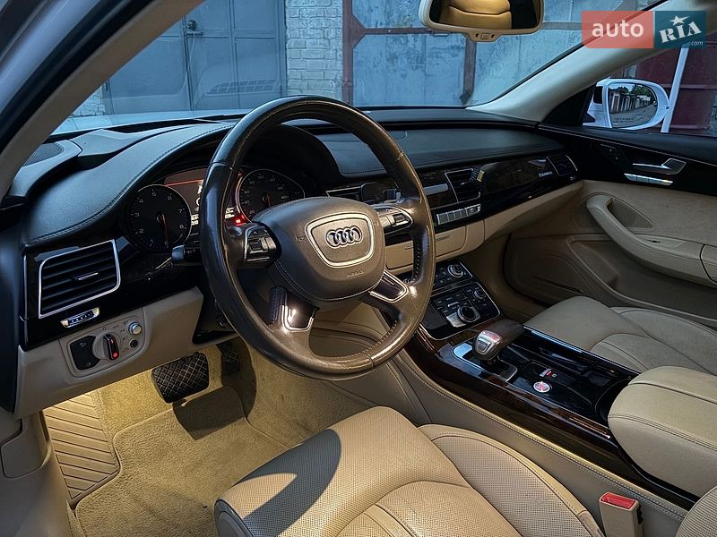 Седан Audi A8 2015 в Львові