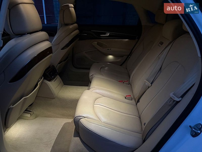 Седан Audi A8 2015 в Львові