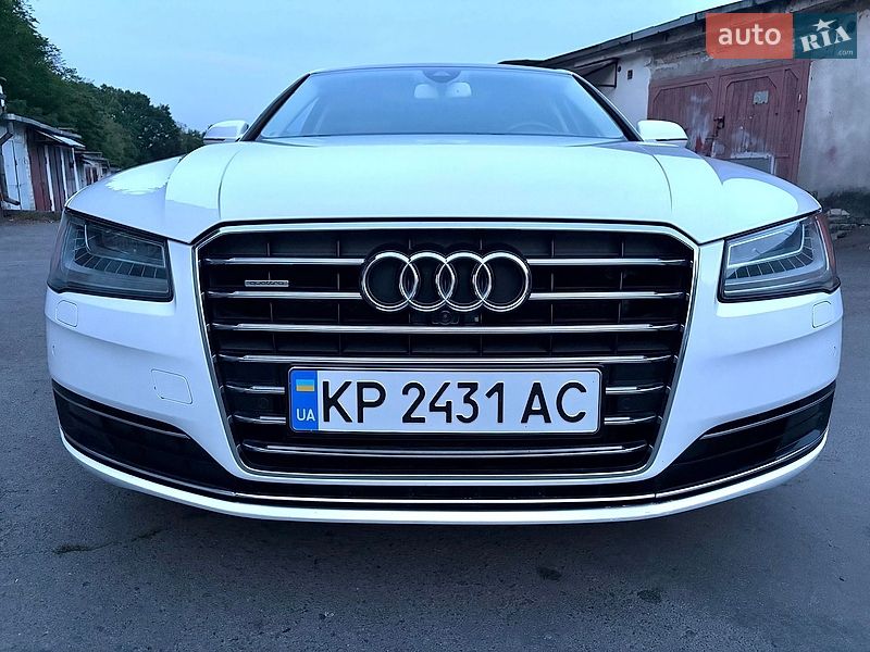 Седан Audi A8 2015 в Львові