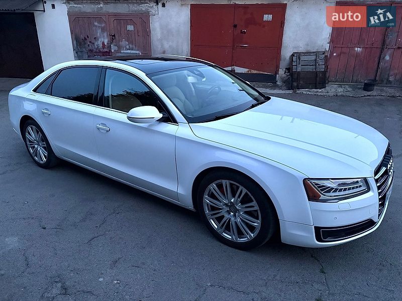 Седан Audi A8 2015 в Львові