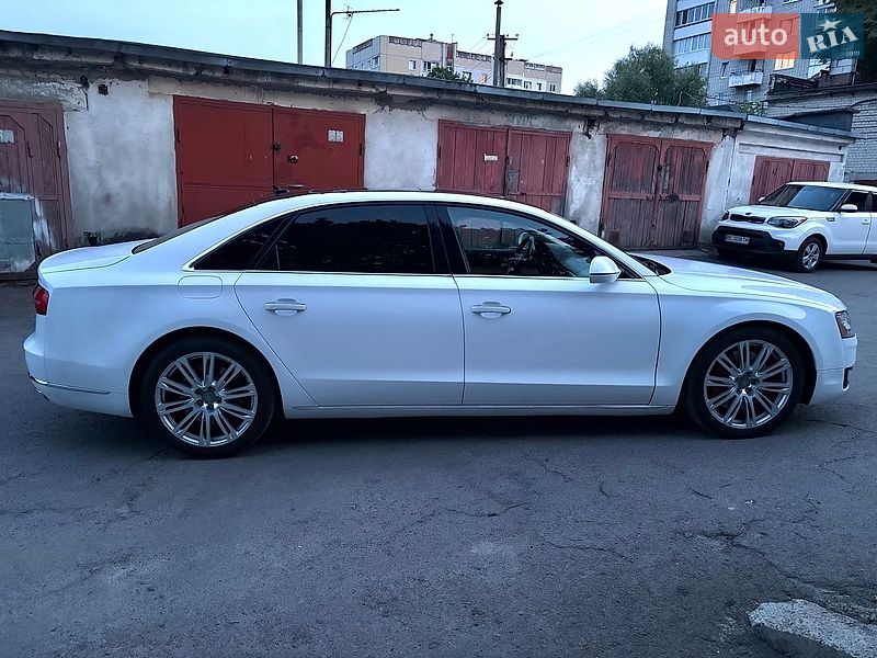 Седан Audi A8 2015 в Львові