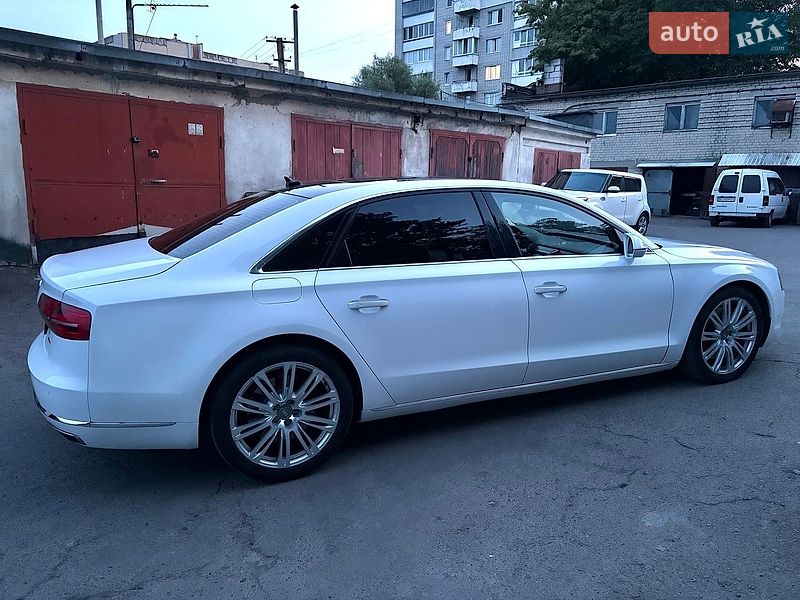Седан Audi A8 2015 в Львові