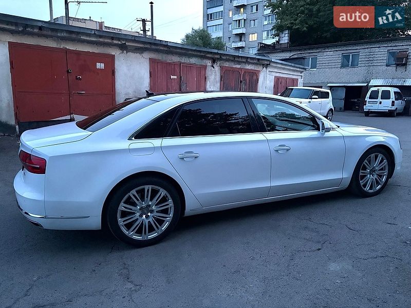 Седан Audi A8 2015 в Львові