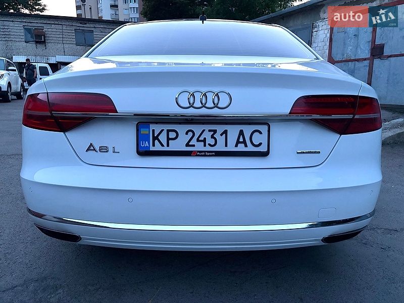 Седан Audi A8 2015 в Львові