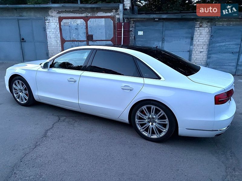 Седан Audi A8 2015 в Львові