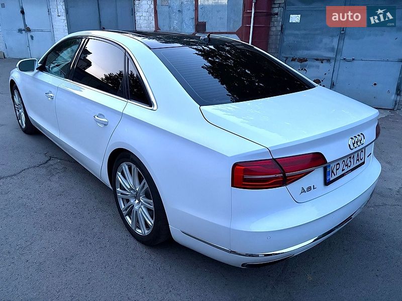 Седан Audi A8 2015 в Львові