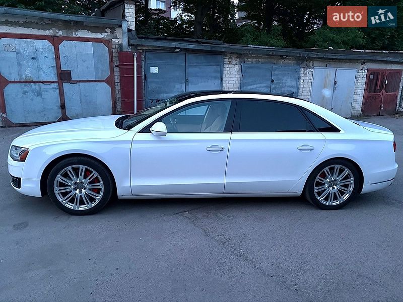 Седан Audi A8 2015 в Львові