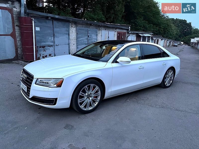 Седан Audi A8 2015 в Львові