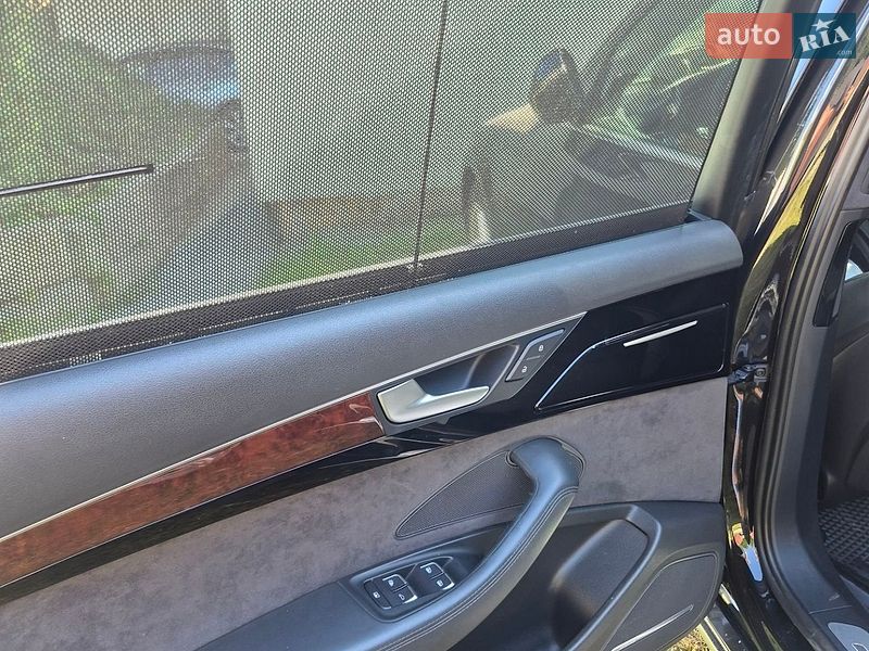 Седан Audi A8 2012 в Львові
