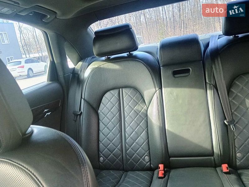 Седан Audi A8 2012 в Новоселице