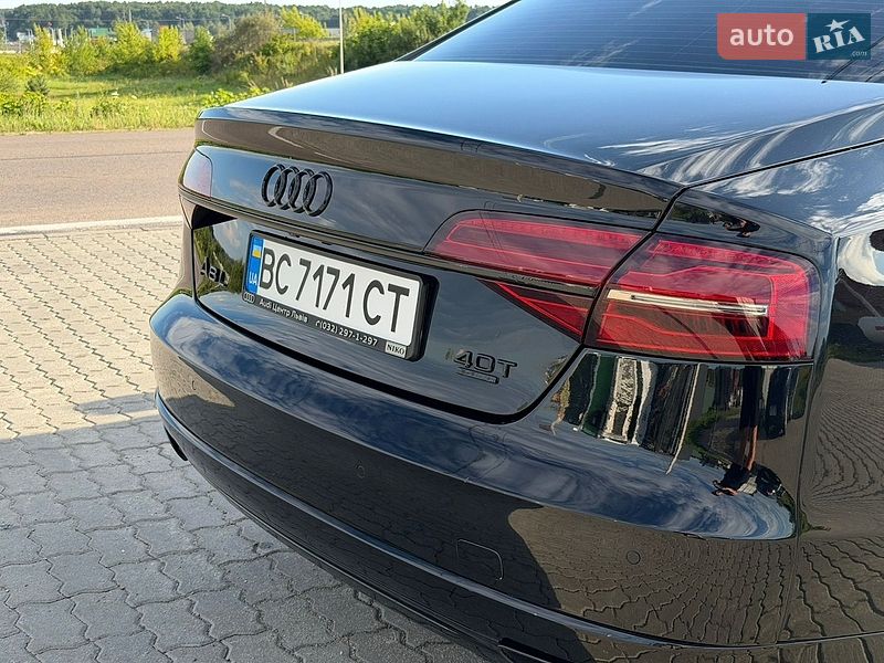 Седан Audi A8 2015 в Львове
