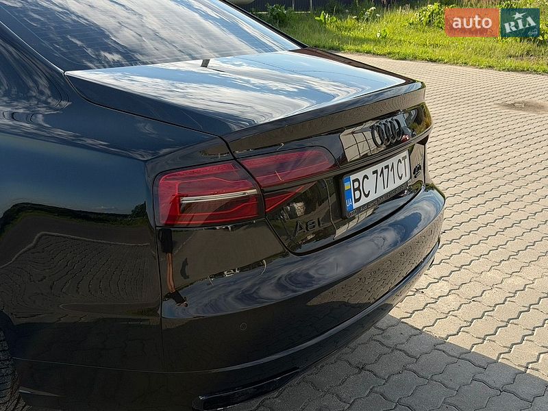 Седан Audi A8 2015 в Львове