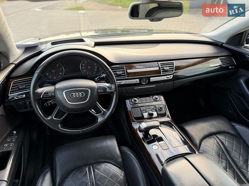 Седан Audi A8 2015 в Львове