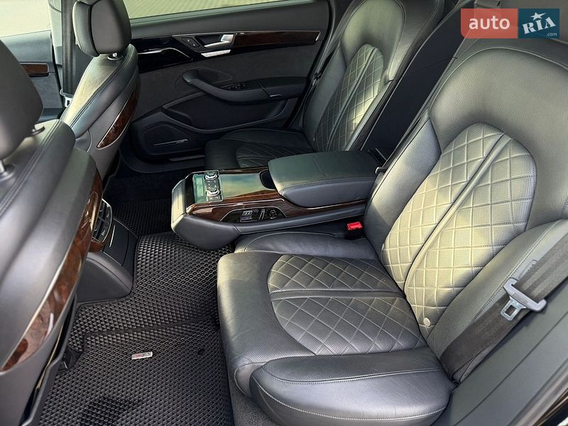 Седан Audi A8 2015 в Львове