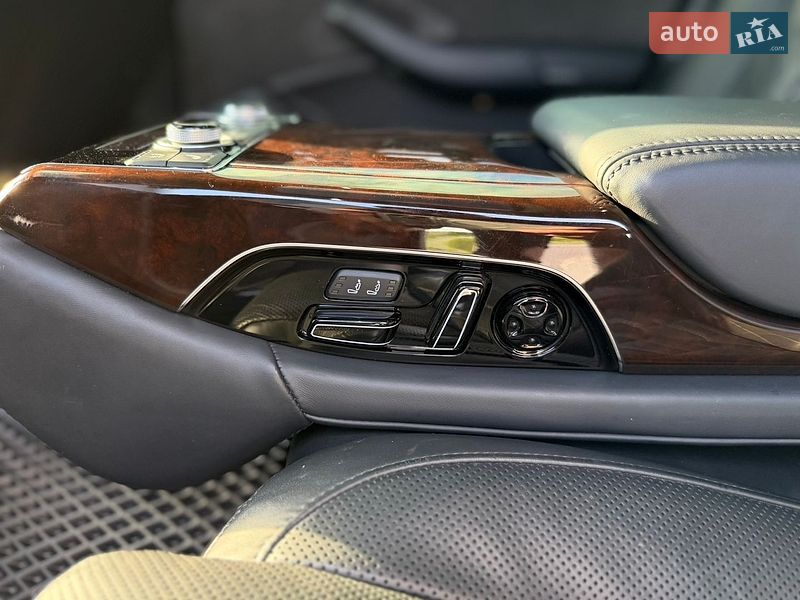 Седан Audi A8 2015 в Львове