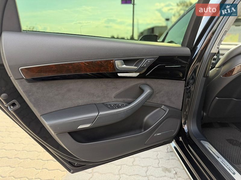 Седан Audi A8 2015 в Львове