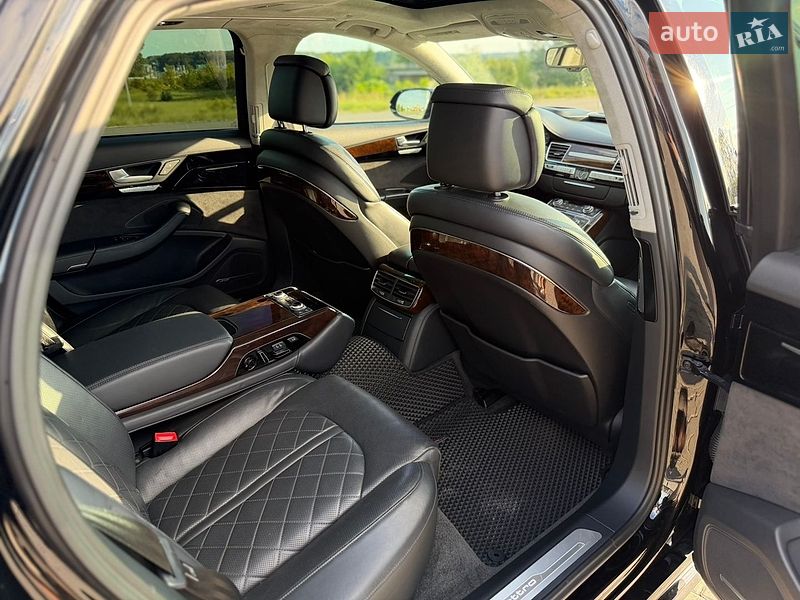 Седан Audi A8 2015 в Львове