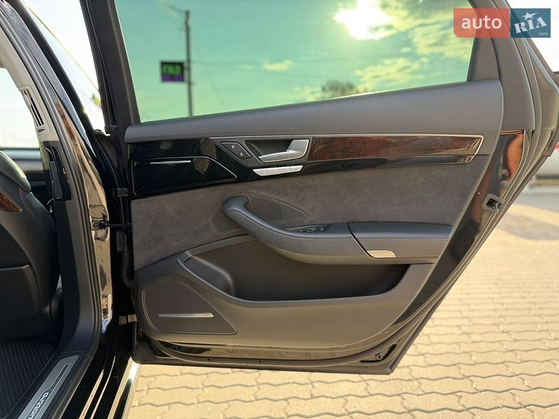 Седан Audi A8 2015 в Львове
