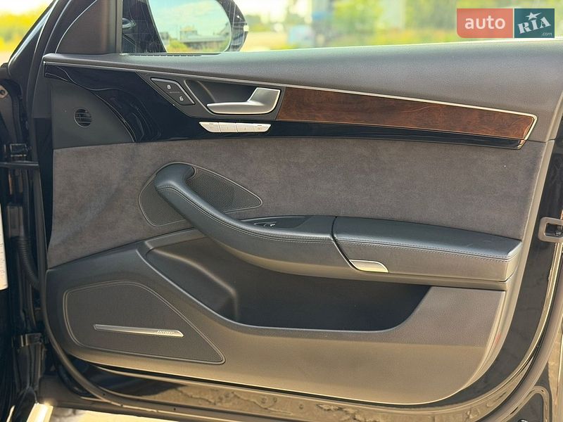 Седан Audi A8 2015 в Львове