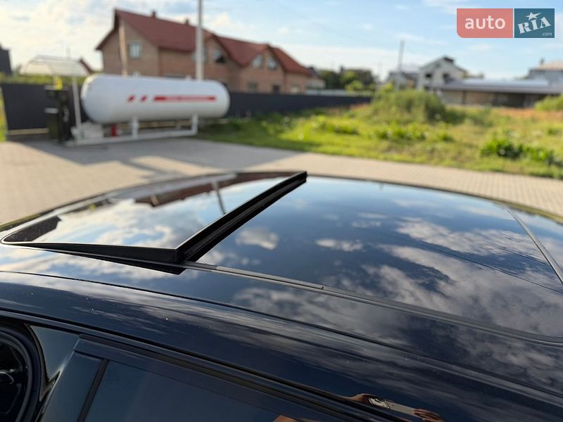 Седан Audi A8 2015 в Львове