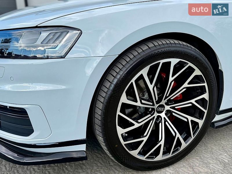 Седан Audi A8 2018 в Львові