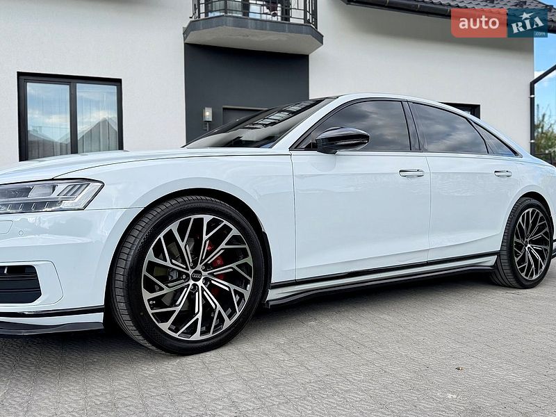 Седан Audi A8 2018 в Львові