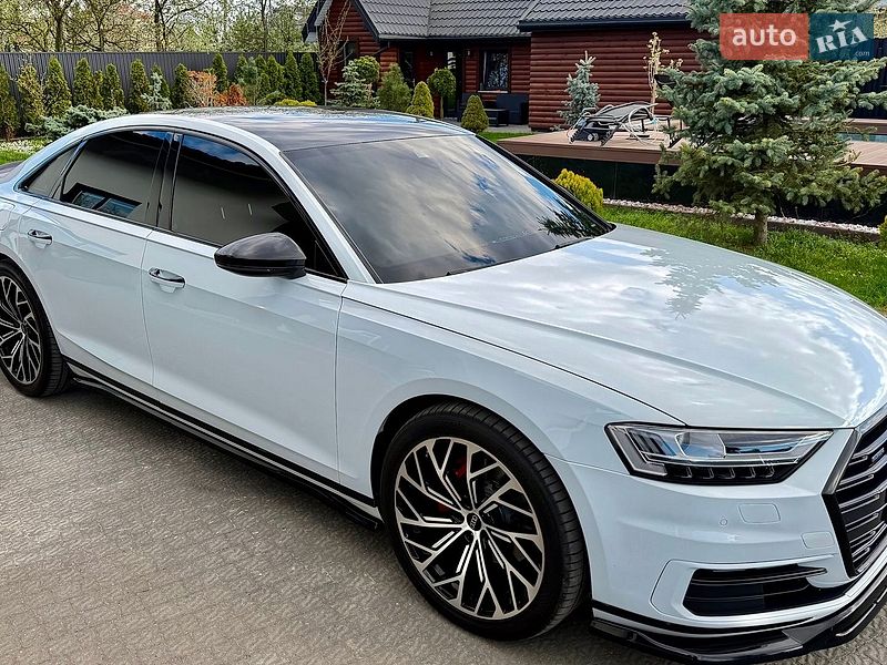 Седан Audi A8 2018 в Львові