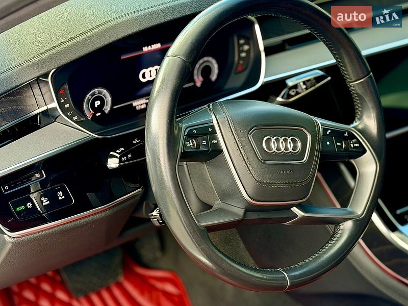 Седан Audi A8 2018 в Львові