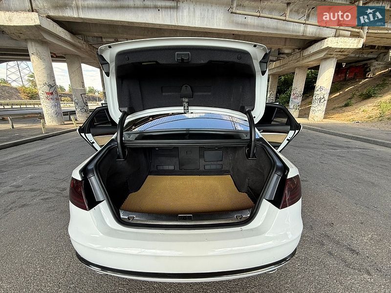 Седан Audi A8 2012 в Одессе