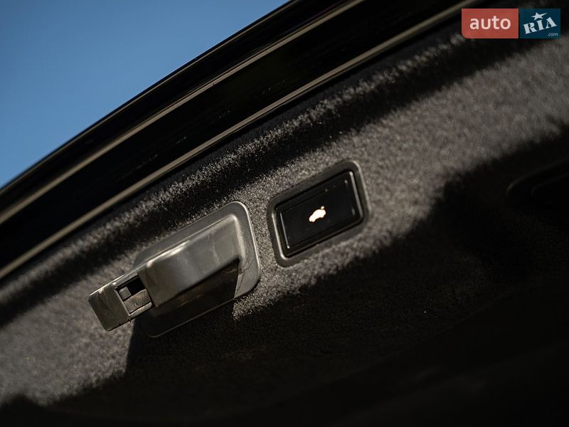 Седан Audi A8 2011 в Чернівцях