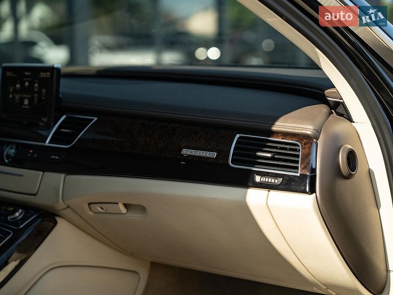 Седан Audi A8 2011 в Чернівцях