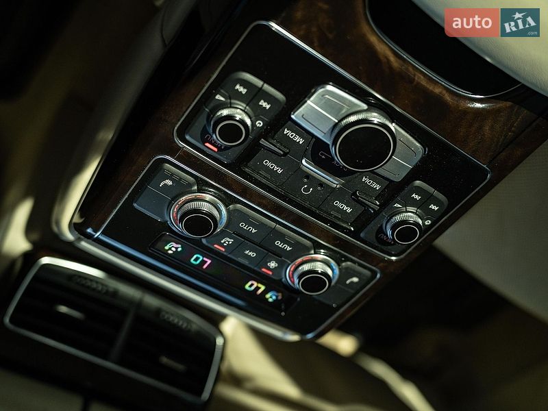 Седан Audi A8 2011 в Чернівцях