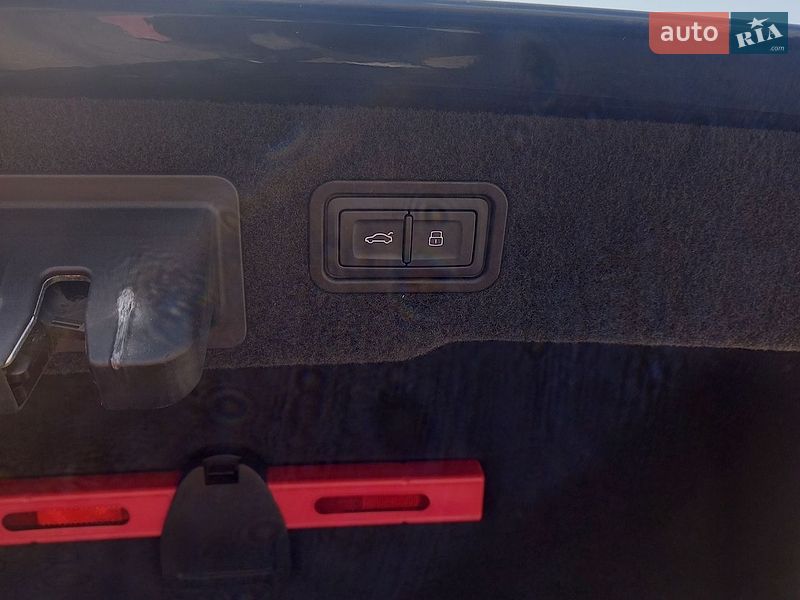 Седан Audi A8 2018 в Полтаві