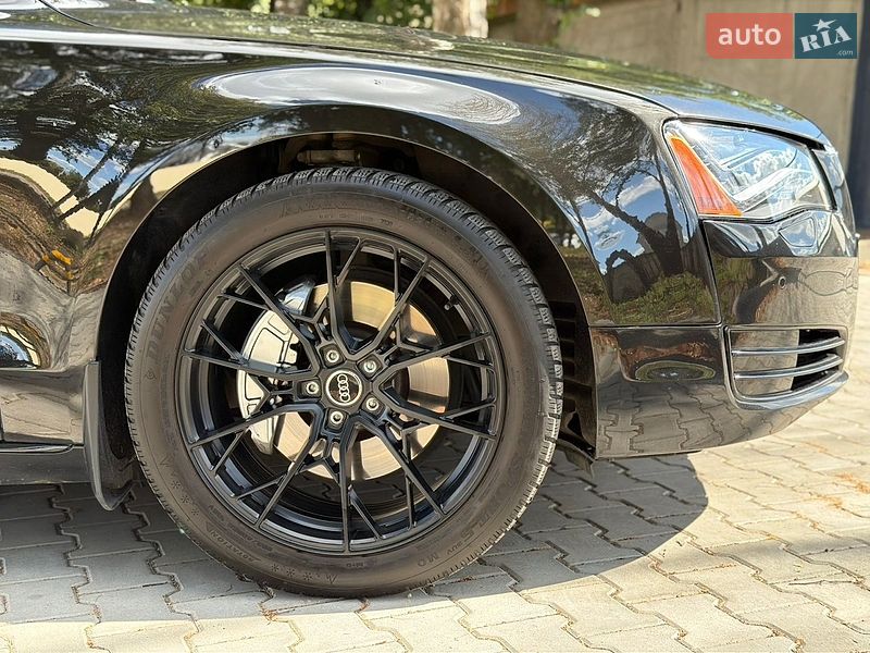 Седан Audi A8 2012 в Чернівцях