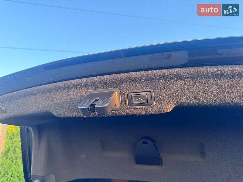 Седан Audi A8 2014 в Трускавці