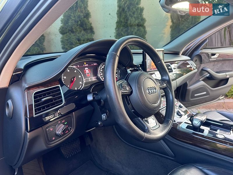 Седан Audi A8 2014 в Трускавці