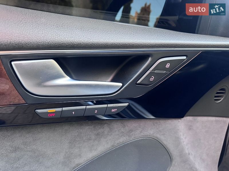 Седан Audi A8 2014 в Трускавці