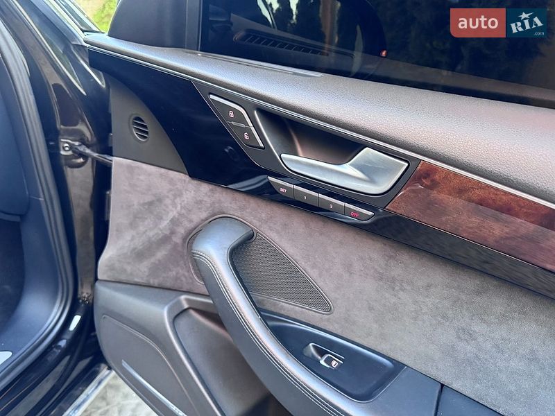 Седан Audi A8 2014 в Трускавці