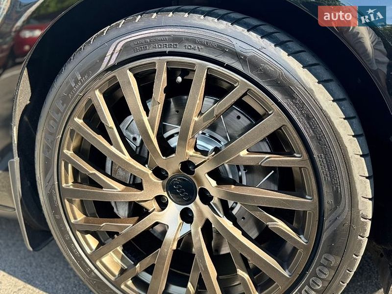 Седан Audi A8 2015 в Дніпрі