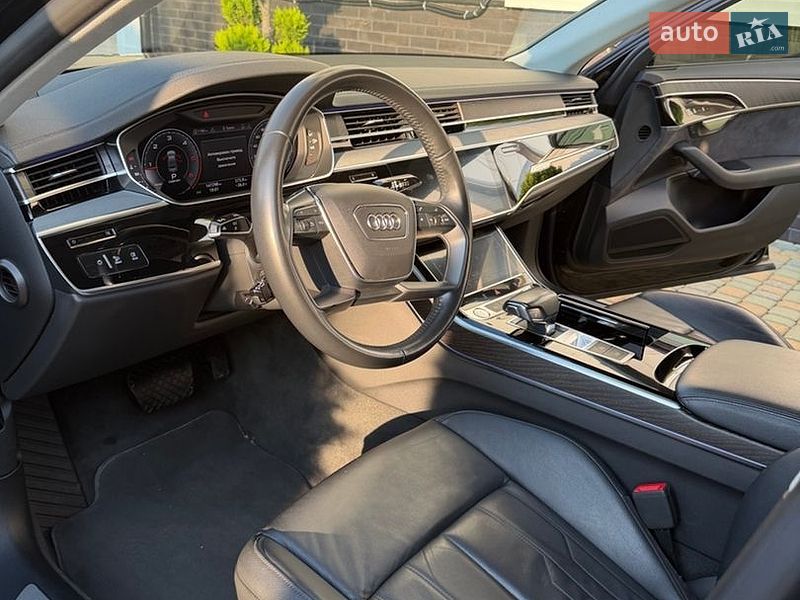 Седан Audi A8 2018 в Іршаві