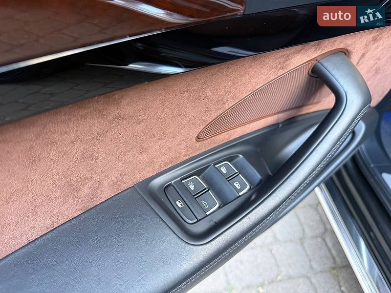Седан Audi A8 2012 в Львові