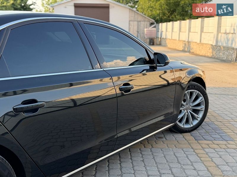 Седан Audi A8 2012 в Тернополі