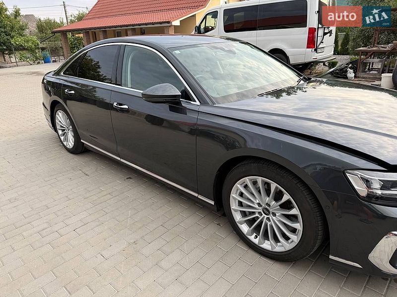 Седан Audi A8 2023 в Києві
